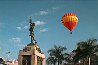 Balão sobrevoando a cidade